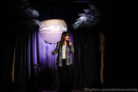 Robinlovecomedy actrice sexy galeries