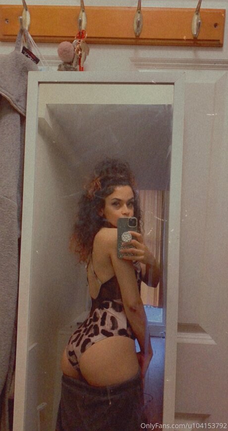 Dirty Vv étoile adulte des photos