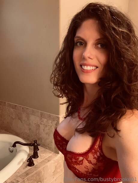 Bustybrooke01 modèle meilleur img