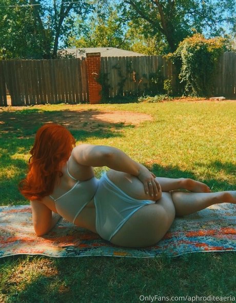 grande rousse onlyfans nue en haute qualité archive