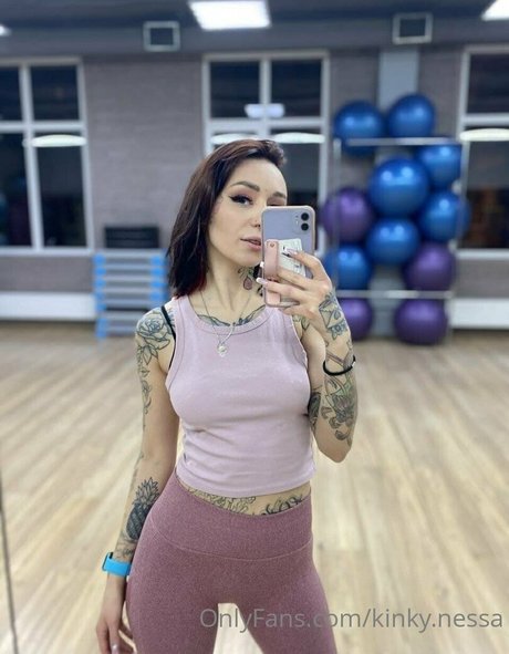 Kinky Nessa étoile xxx des photos