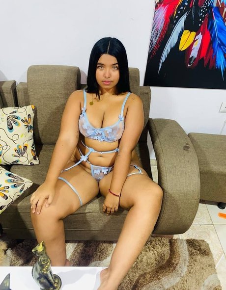 Angie Acosta joli modèle collection