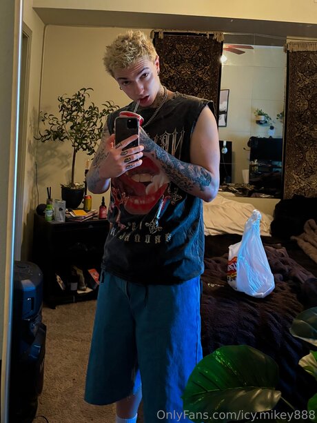 Icy Mikey888 jolie star du porno des photos