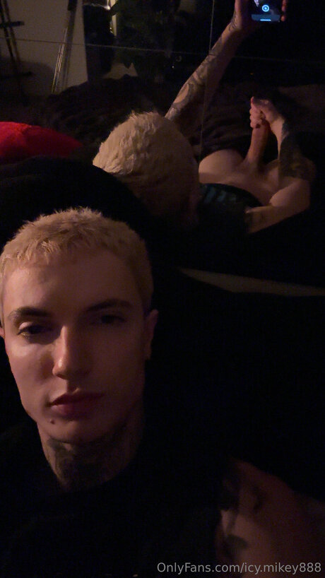 Icy Mikey888 modèles nus galerie