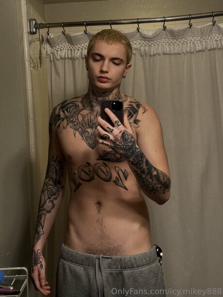 Icy Mikey888 star du porno nue photos