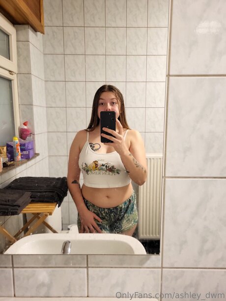 Ashley Dwm modèle des photos