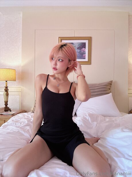 Hanamiii actrice érotique des photos