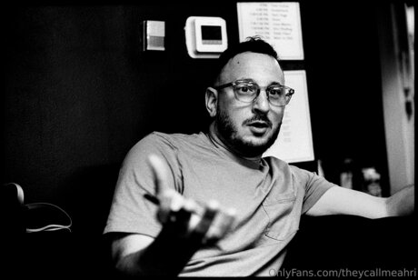 Theycallmeahri actrice adulte collection