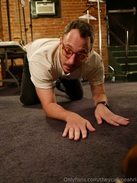 Theycallmeahri actrice sexy image