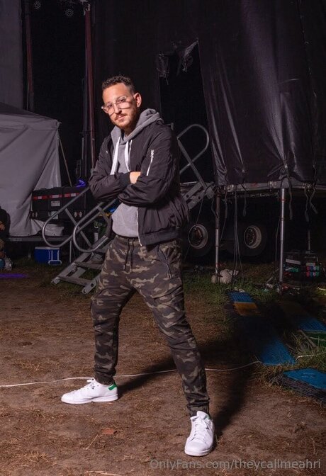 Theycallmeahri modèle de sexe photos