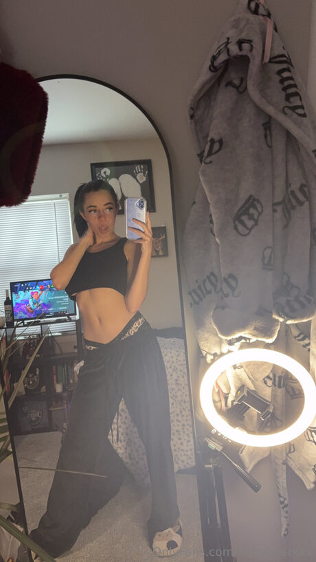 milf aux cheveux noirs onlyfans gratuit des photos