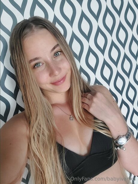 Babyivanka modèle nu galerie