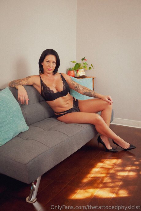 Thetattooedphysicist actrice hd images