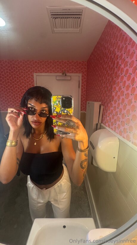 Zoeysinnfree étoile érotique photo