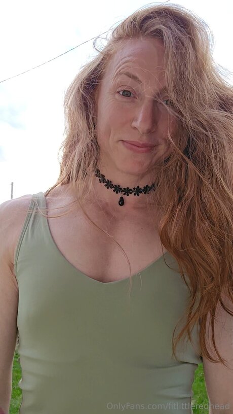 Fitlittleredhead modèle magnifique image