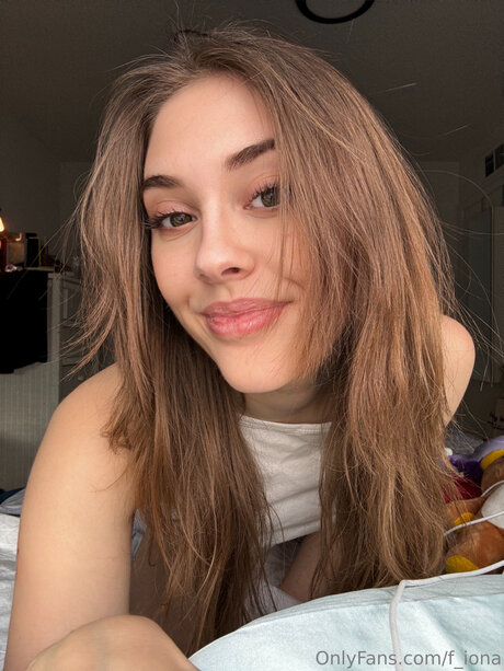 F Iona modèle érotique photos