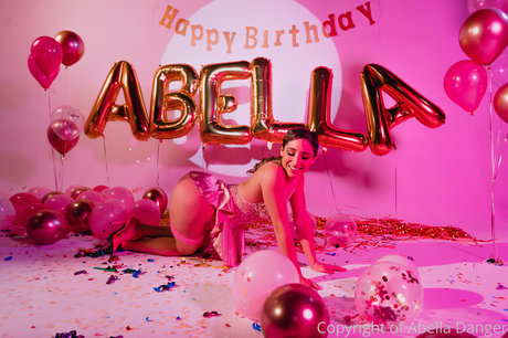 Abella Danger étoile chaude galeries