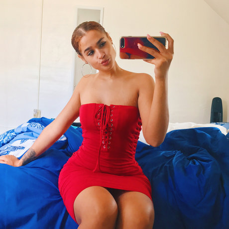 Janae Girard_ modèle chaud photo