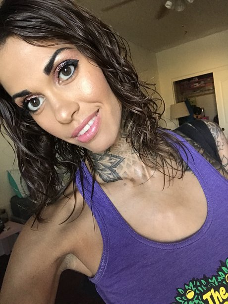 Aili Xposed actrice nue photos