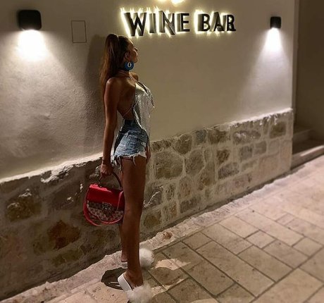 Kristina Penava jolie étoile galeries