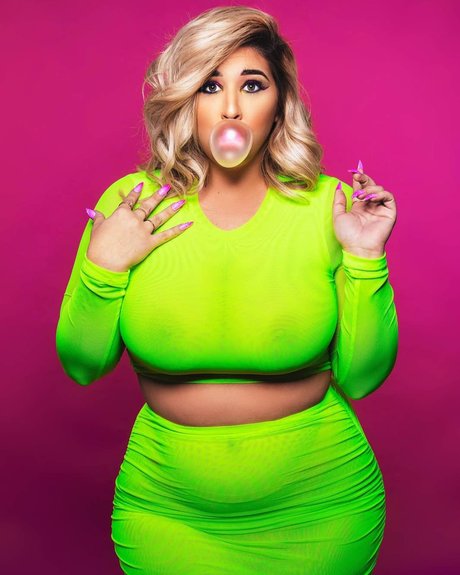 Natalia Lozano actrice érotique photos