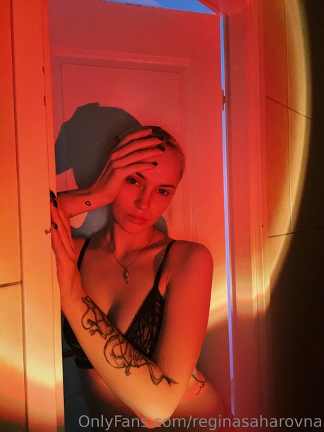 Regina Sahar star érotique photo