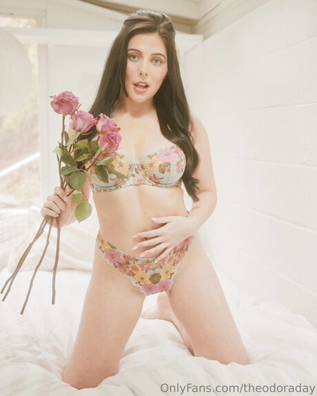 Theodoraday actrice exclusive photo