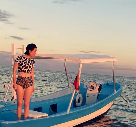 Zoe Lister Jones star du porno en haute qualité galeries