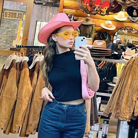 Zoe Colletti star du porno xxx galeries