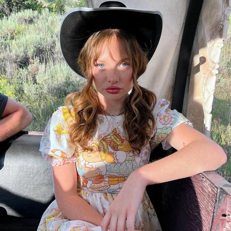 Zoe Colletti star du porno nue images