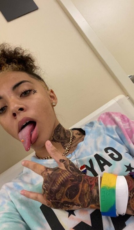 Zerella Skies star du porno en haute qualité galeries