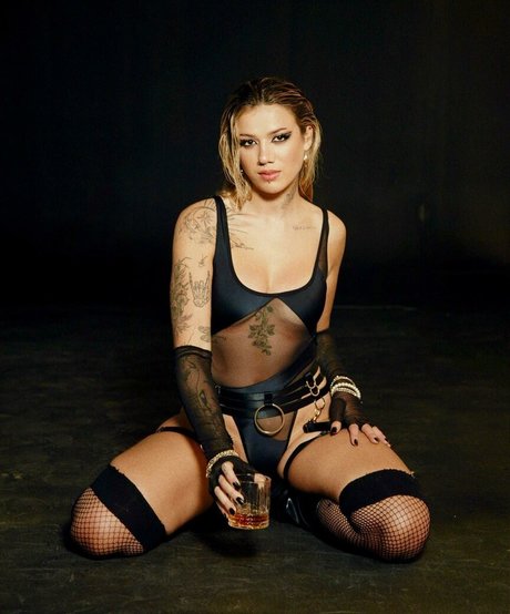 Elana Dara star du porno en haute qualité des photos