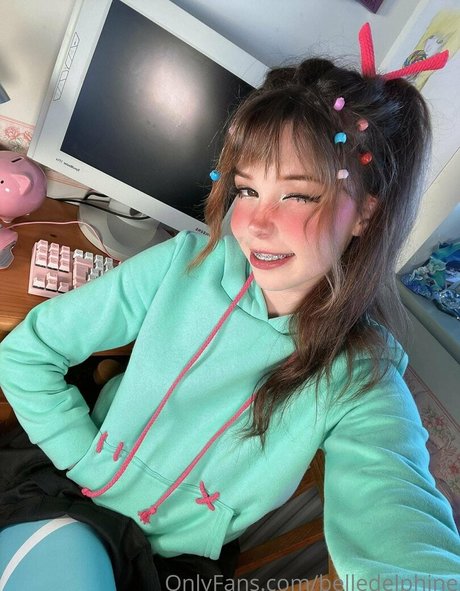 Belle Delphine modèle sexy des photos