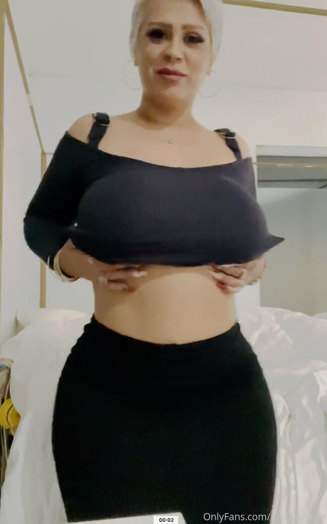 Myralachula modèle de haute qualité des photos