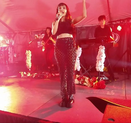 Lauren Mayberry actrice libre img