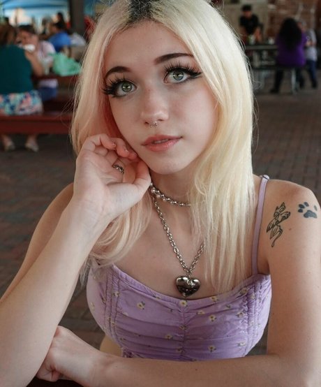 Iluvmeww star du porno de haute qualité image