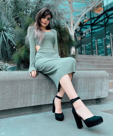 Aruuu étoile sexy photos