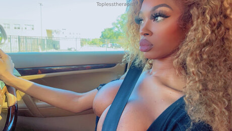 Toplesstherapist modèle adulte photos