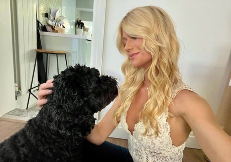 Katherine McNamara star du sexe collection