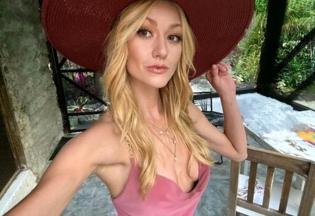 Katherine McNamara étoile chaude photos