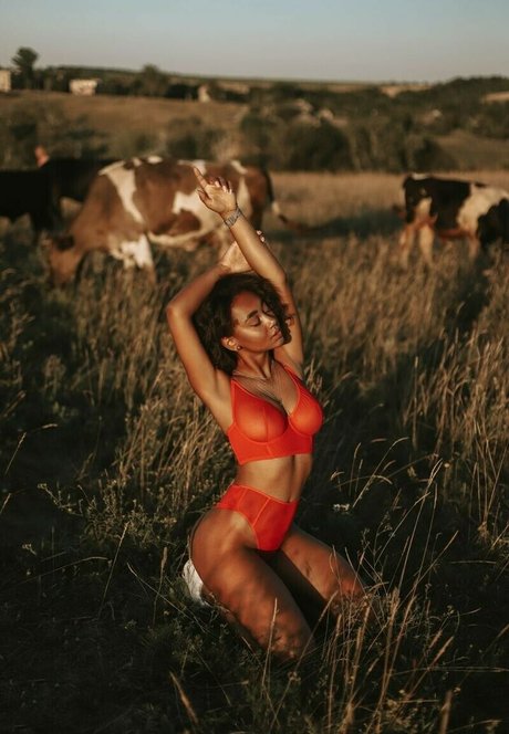 Elizabeth Anorue modèles nus photo