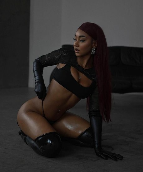 Elizabeth Anorue modèle adulte archive