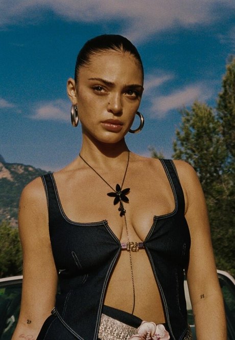 Luna Blaise modèle exclusif image