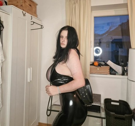 thethreeheadedsnake modèle artistique img