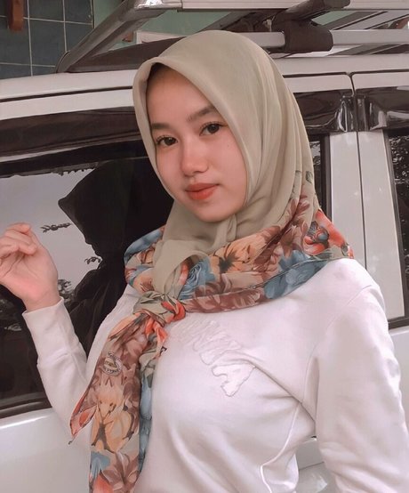 Elvara Caliva jolie actrice galeries