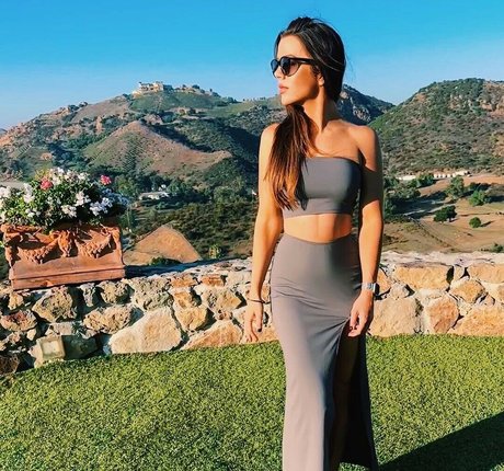 ébène courbée onlyfans belle nue des photos