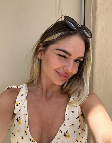 journaliste onlyfans art sympa galerie