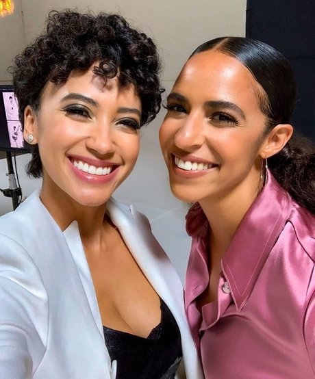 Andy Allo modèle nu images