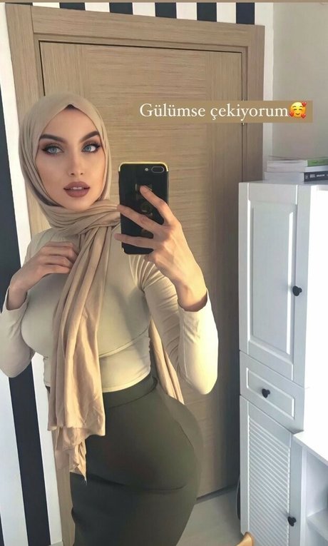 sariikubraa actrice pornographique photo