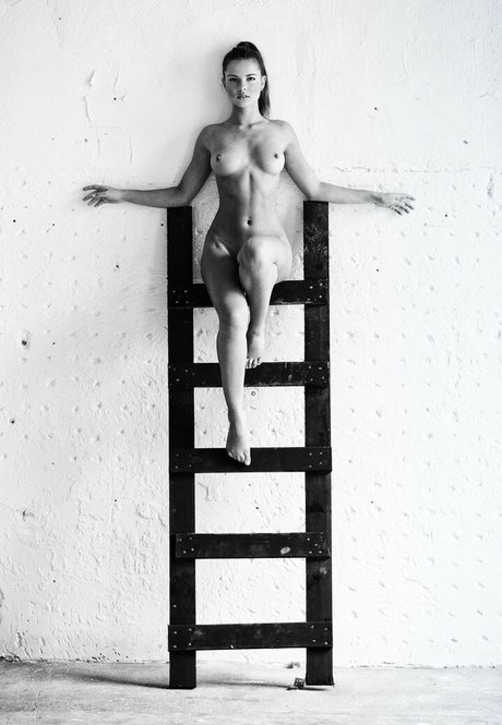 Julia Zu haut modèle des photos